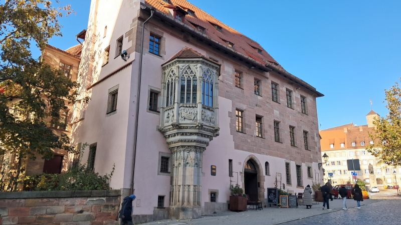 20241116_114440.jpg - Wieder vor der Kirche staunen wir über den Erker am Pfarrhof.