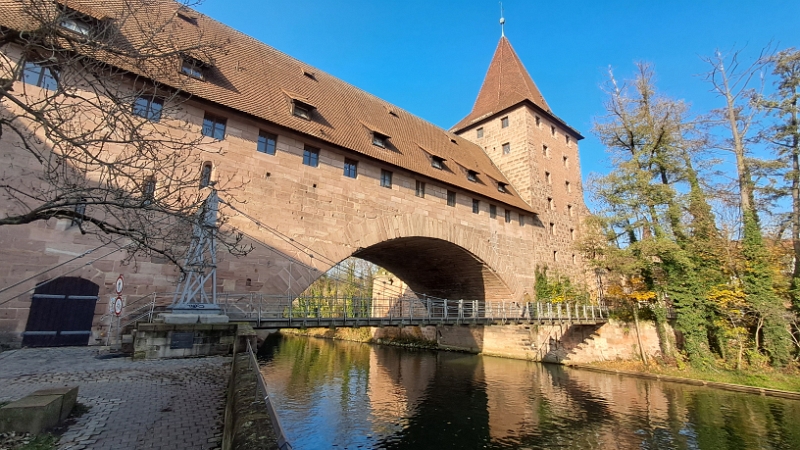 20241116_120530.jpg - Hinter dem Kettensteg ist übrigens die Fronveste und der Schlayerturm.