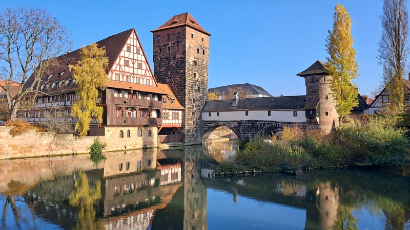 20241116_120821.jpg - Bei dem schönen Wetter müssen wir einfach nochmal hier an der Henkerbrücke ein paar Bilder schießen!Uff, bereits jetzt tun schon wieder die Füße weh vom vielen laufen und HUNGER breitet sich auch langsam aus. Wir haben heute extra auf Frühstück verzichtet! ;-)