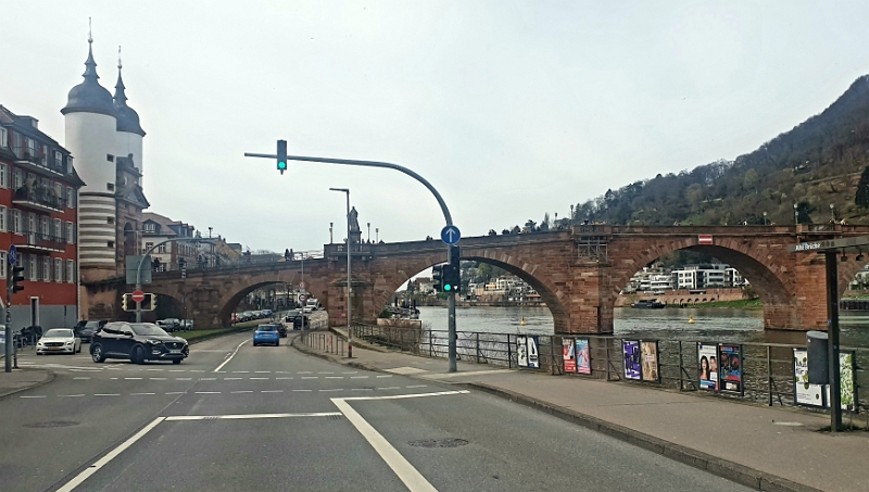 20240317_134644.jpg - Letztendlich sind wir am Neckar entlang gefahren, unter der Alten Brücke in Heidelberg hindurch...