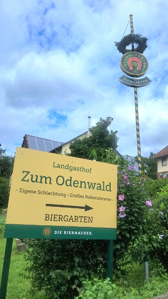 20240817_135923.jpg - ...folgen wir dem Biergarten-Schild.