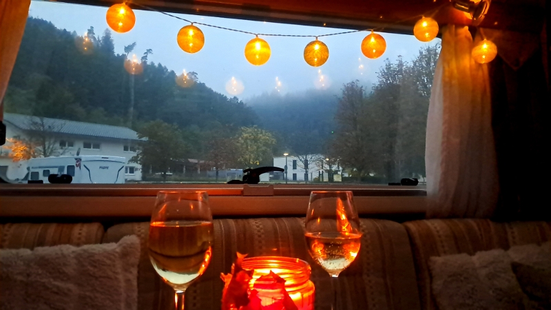 20241018_183452.jpg - Das Wetter ist immer noch "bääää" aber immerhin leuchtet der Wein! ;-)