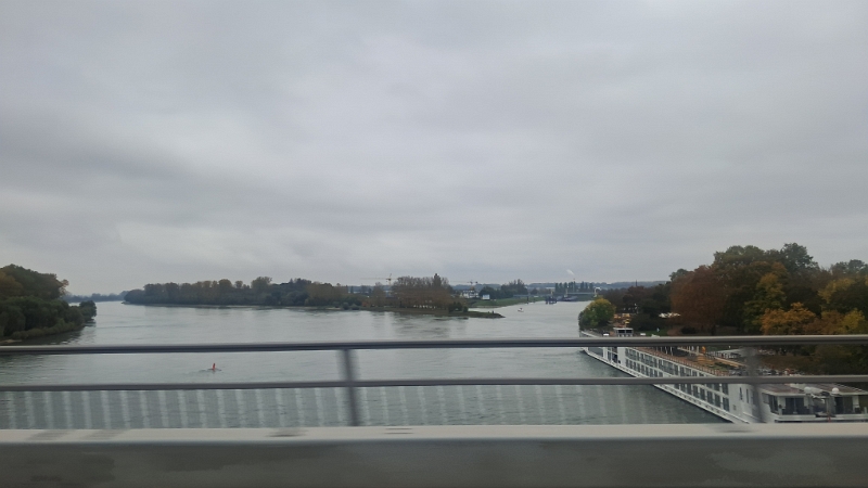 20241020_152601.jpg - Nun fahren wir wieder bei Speyer über den Rhein...