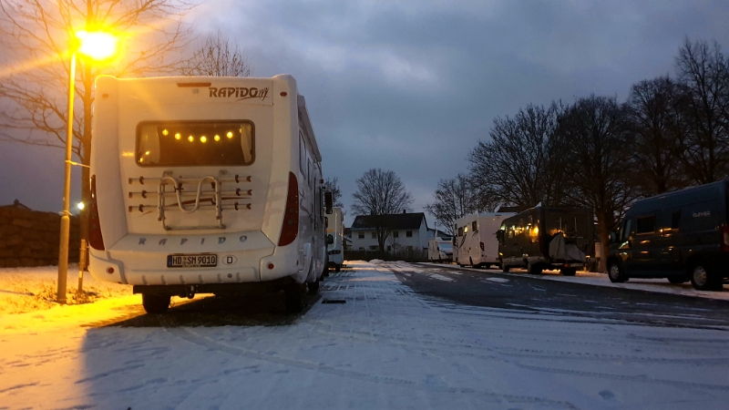 20240120_072830.jpg - Achja, wir wollen das Wochenende hier in Bad Rappenau verbringen. Im angrenzenden Salinenpark gibt es im sogenannten Zeitwald ein Glühweindorf, welches wir nun auch schon mehrmals besucht haben. Dort wollen wir ein paar Glühweinchen trinken und das letzte Weihnachtsflair einfangen. :-)