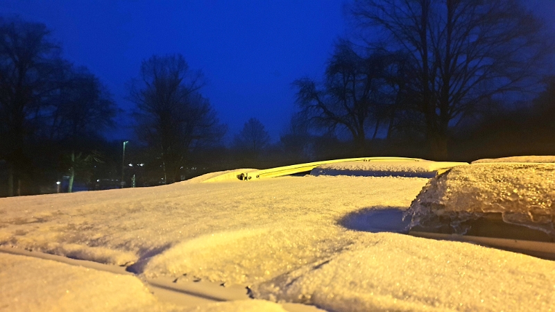 20240120_074648.jpg - Auf dem Dach vom Dixi ist eine zentimeterdicke Eisschicht! Brrrr...