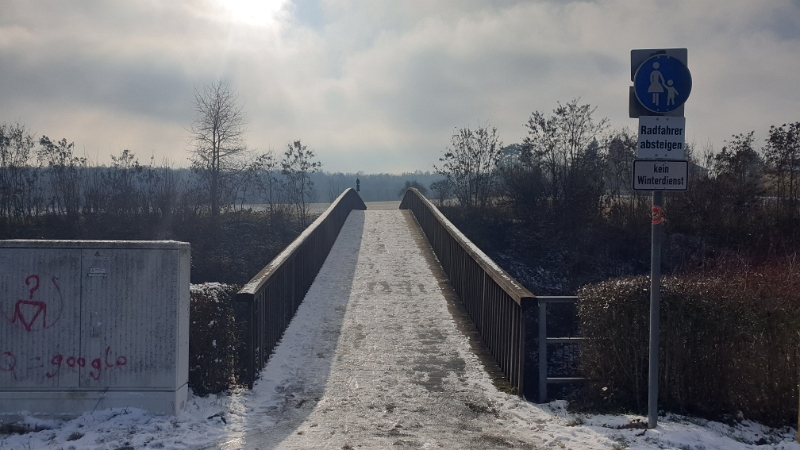 20240120_121756.jpg - ...über diese glatte Brücke...