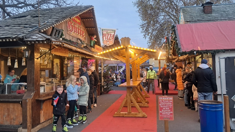 20241123_161430.jpg - Was natürlich immer geht, ist ein Glühwein!Hierzu lassen wir uns am Neustädter Bahnhof...