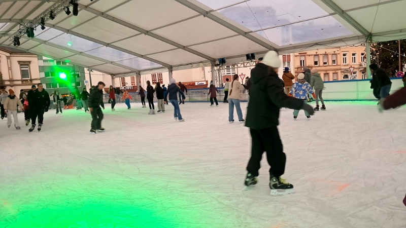 20241123_161558.jpg - ...bei der Eisbahn...