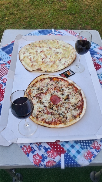 20240823_183535.jpg - ...wo wir uns direkt einen Tarte Flambée mit Munster und eine Pizza "Gourmande" mitnehmen und vorm Dixi genießen. ;-)