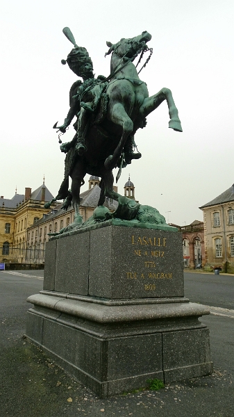 20240330_160037.jpg - Die Statue de Lassalle ist dem sog. "Husaren-General" gewidmet.