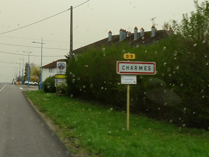 20240330_160137.jpg - ...in Charmes angekommen fahren wir auf den Stellplatz, der uns aber nicht gefällt.Momentan regnet es "Saharastaub", wie man auf der Frontscheibe sieht.