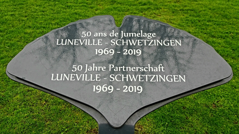 20240330_163915.jpg - ...entdecken wir den Hinweis auf die Partnerstadt Schwetzingen.