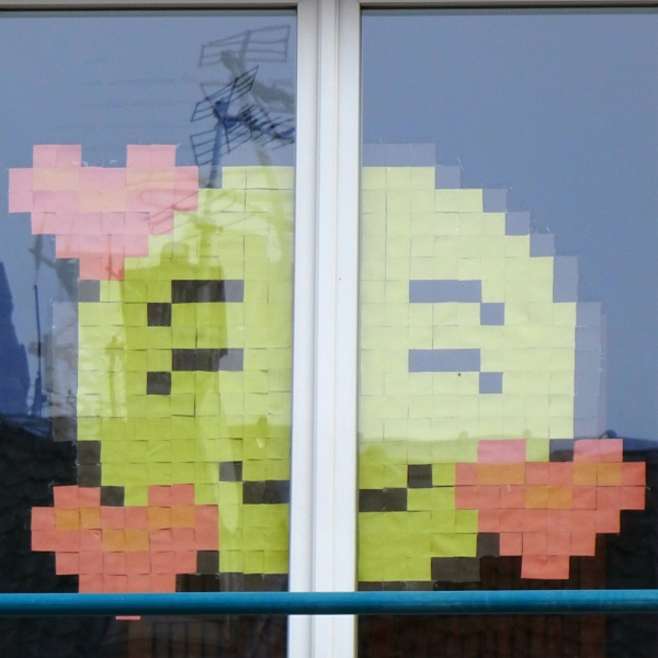 20240331_173646.jpg - Auf dem Weg zur nächsten Sehenswürdigkeit fällt uns ein Kunstwerk aus "Postit's" auf.