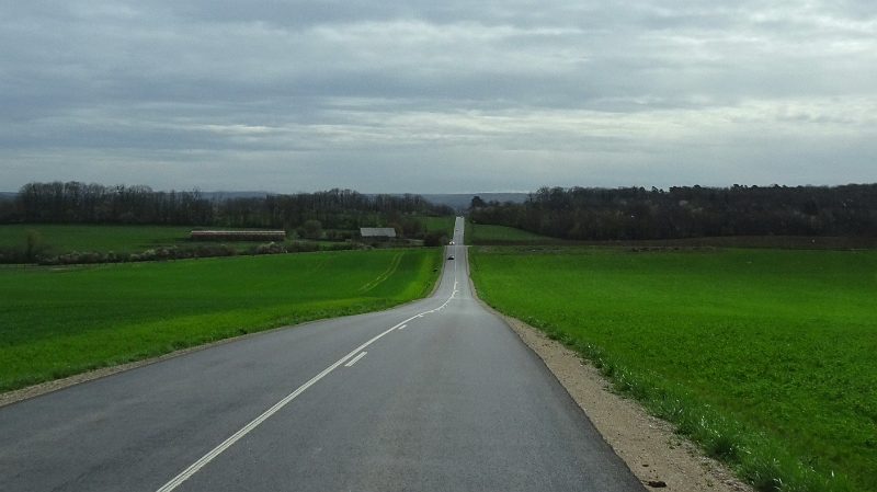 20240331_181012.jpg - Dann gehts durch eine "hügelige" Landschaft...