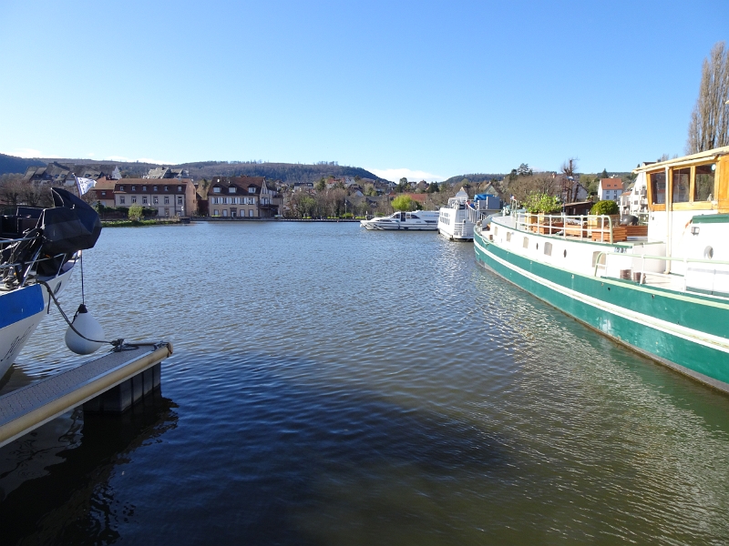 DSC07675.JPG - Da das Wetter gerade mitspielt laufen wir zum Hafen...