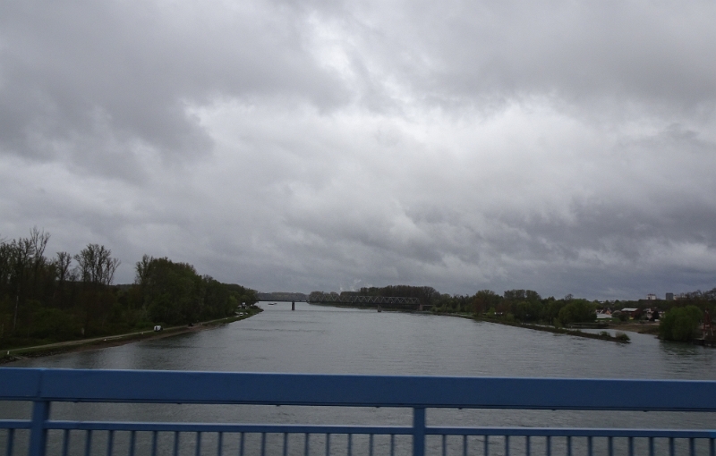 DSC08216.JPG - Bei Germersheim überqueren wir den Rhein...