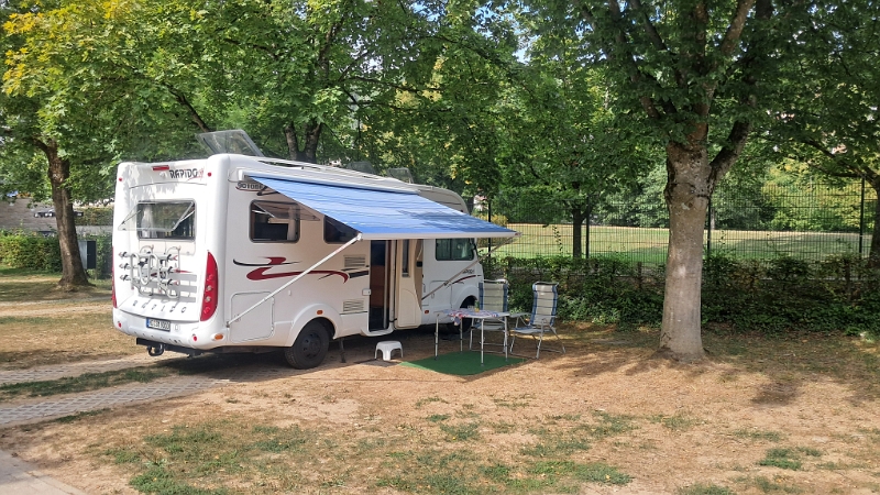 20240830_143739.jpg - Der Stellplatz liegt zwischen dem Biergarten und dem Kocherfreibad.