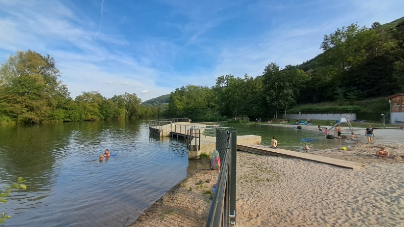 20240830_175229.jpg - Links ist der Schwimmerbereich im Fluss!Es handelt sich um das einzige Fluß-Freibad von Baden-Württemberg.