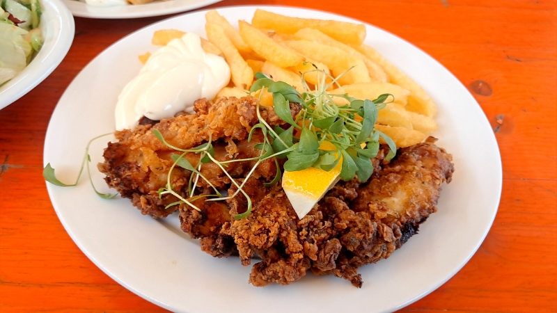 20240830_182942.jpg - ...und einem sehr guten Backhendl mit Pommes.