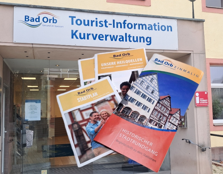 20241102_101103.jpg - Wir decken uns in der Tourist-Info mit Karten ein.Der Historische Stadtrundgang ist hierbei unserer erste Wahl. ;-)