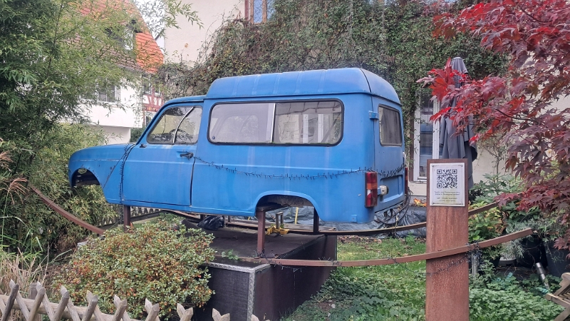 20241102_103042.jpg - Tassilo Letzel Skulptur Renault 4 "Immer in Bewegung bleiben" -> https://youtu.be/wpiDn5Yu05I?si=VWsQdNkDAG8NJVFBSchade, mit Rädern drunter wäre der mir viel lieber! :-(