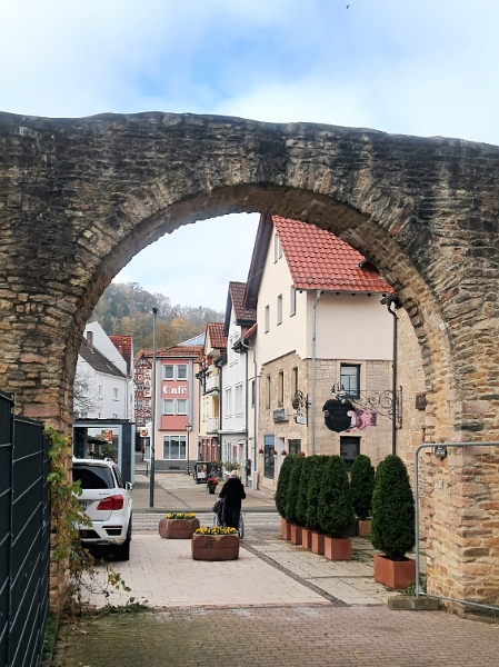 20241102_104158.jpg - Durch die Stadtmauer...