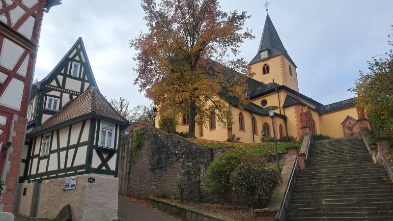 20241102_105541.jpg - Unterhalb der Kirche...