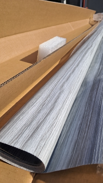 20250704_091104.jpg - Das Paket mit dem neuen Stoff liegt schon bereit.