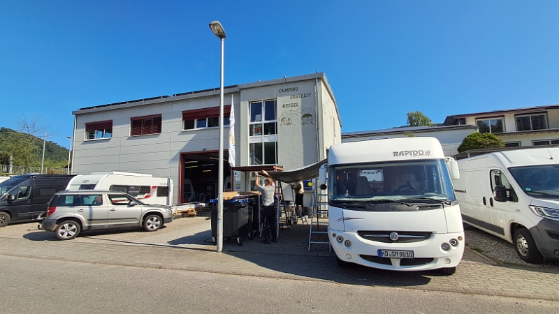 20250704_093725.jpg - Jetzt montiert das Team von "Beisel-Schutzdachbau" fachgerecht und in windeseile den neuen Stoff. ;-)Suuuper Service! Kann ich nur empfehlen! --> www.beisel-schutzdachbau.de 