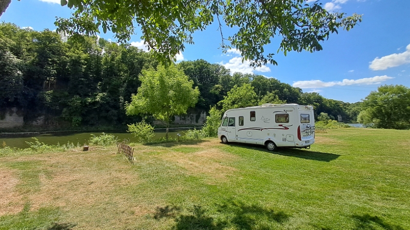 20250704_145528.jpg - Wow, wir haben uns einen wunderschönen Stellplatz direkt am Neckar herausgesucht.