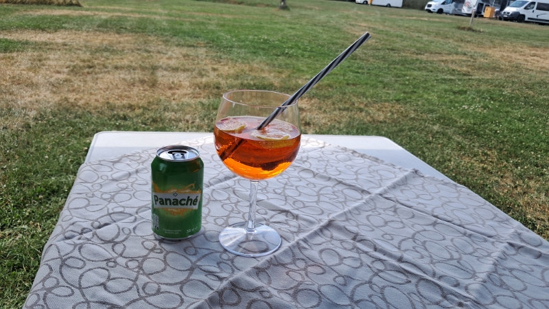 20250704_153532.jpg - So, jetzt gibts erst einmal einen Aperol für die Dame und ein Panaché für mich.Kurz darauf sind wir dann logischerweise in den Pool und haben unsere "15 Bahnen" geschwommen. ;-)