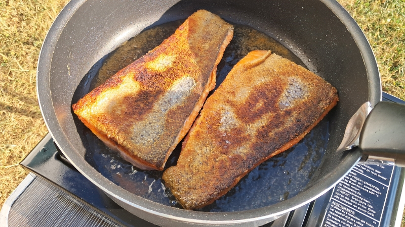 20250704_190228.jpg - Ich hab heute früh noch zwei Lachsforellenfilets besorgt, die nun in der Pfanne brutzeln...