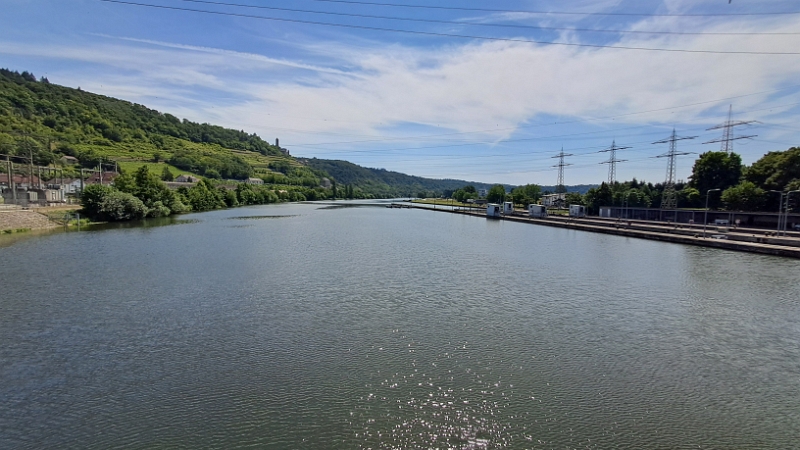 20250705_115244.jpg - ...links im Hintergrund kann man die Burg Hornberg sehen, rechts die Schleuse Hassmersheim/Neckarzimmern.
