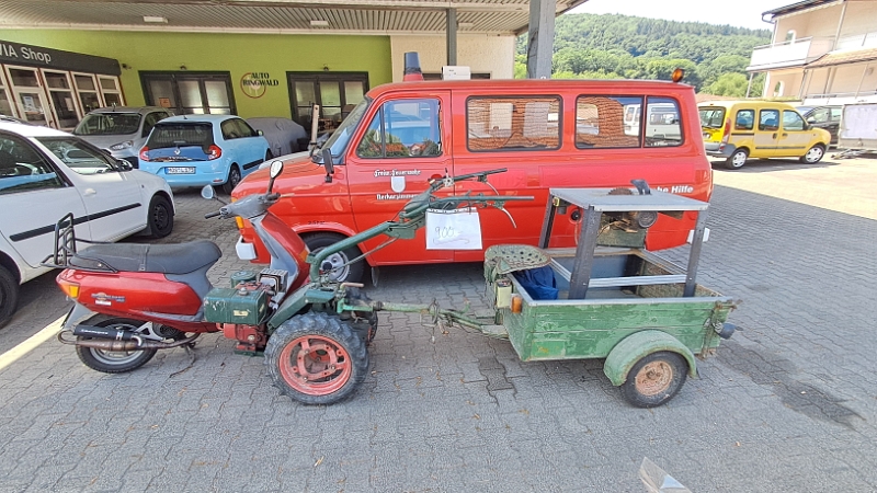 20250705_125901.jpg - Eine Autowerkstatt.