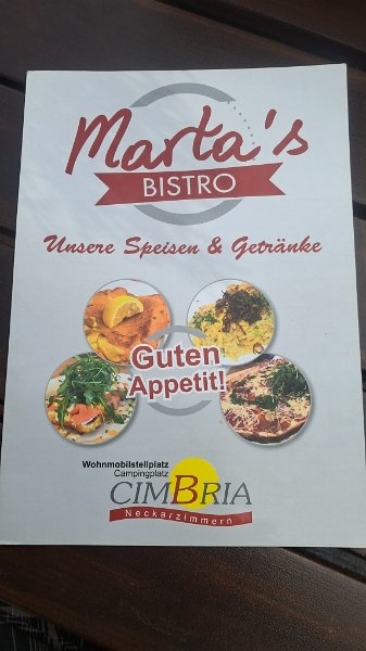 20250705_183325.jpg - Nachdem wir dann noch laaaange und mehrmals im Pool waren haben wir uns im Biergarten von "Marta´s Bistro" niedergelassen.