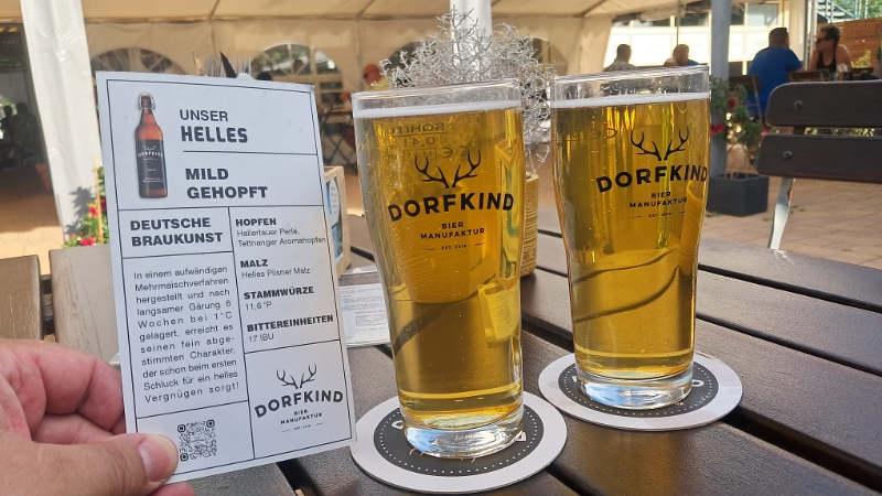 20250705_183836.jpg - Wir bestellen uns zunächst zwei helle "Dorfkind". Wow, echt lecker und süffig! :-)