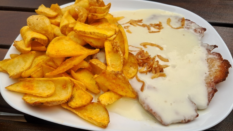 20250705_185105.jpg - ...und ein "Kochkäseschnitzel" für Biene!