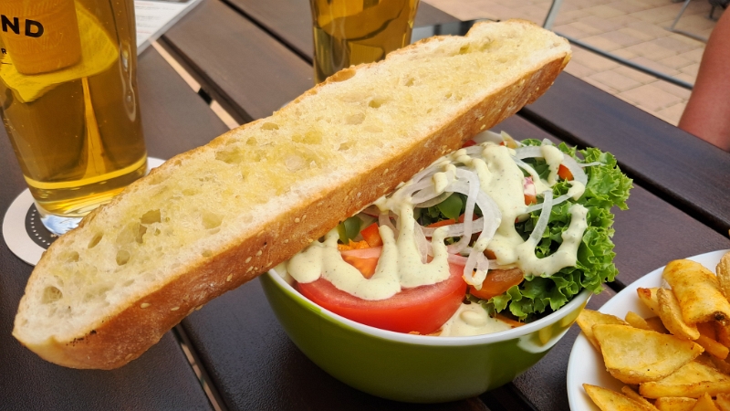 20250705_185110.jpg - Dann kommt ein Beilagensalat mit einem sehr leckeren Knoblauchbrot... *TOP*