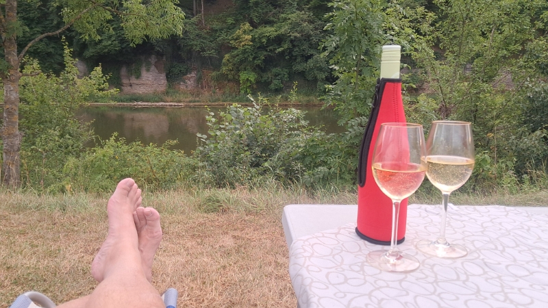 20250705_202036.jpg - Vollgefressen schaffen wir es gerade noch so zurück zum Dixi, wo wir die Füße hochlegen und NIX mehr machen!