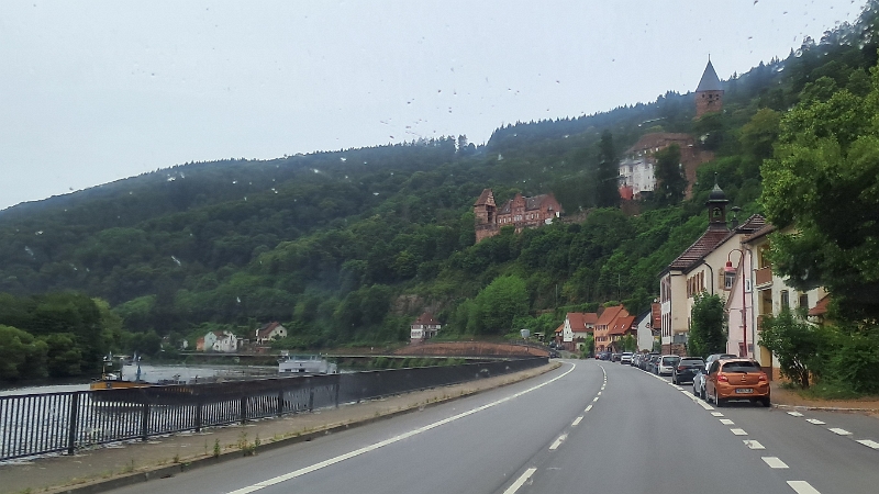 20250706_121637.jpg - Wir fahren am Neckar entlang und es regnet sogar mal ganz kurz.