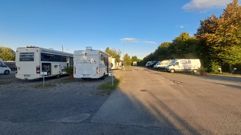 20250905_190316.jpg - Es sind schon einige Womos da aber immer noch genug Platz!
