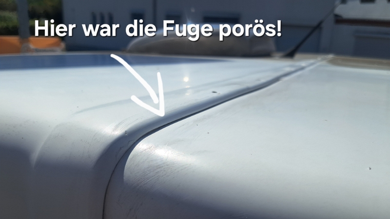 20250906_124016.jpg - Zum Glück nix wildes! Auf dem Dach ist eine Fuge zwischen Front und dem "Rest", die porös ist. Nachdem ich den alten "Schmodder" entfernt habe, wird die Stelle neu eingedichtet und ist hoffentlich nun wieder dicht!