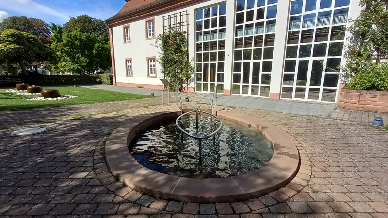 20250906_152914.jpg - Also radeln wir zurück in den Ort, wo hinter der Tourist-Info eine schöne Kneipp-Anlage ist.