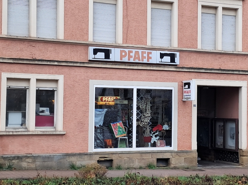 20251206_132640.jpg - ...sowie an einem Pfaff-Laden vorbei... ;-)