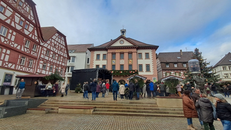 20251206_133731.jpg - Der Weihnachtsmarkt hat auch schön geöffnet.
