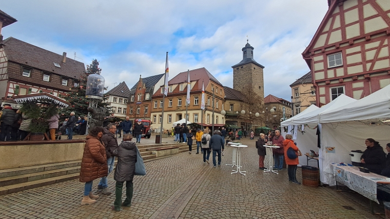 20251206_133738.jpg - Wir waren schon einmal hier, auf dem Weihnachtsmarkt, und es hat uns damals auch schon gefallen...