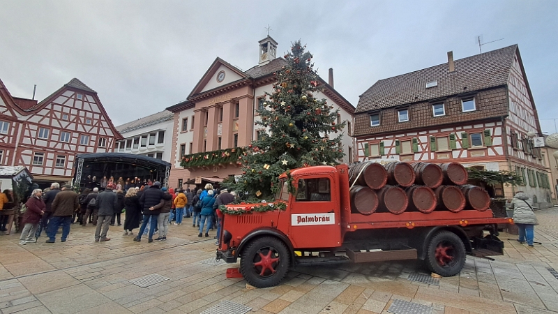20251206_133836.jpg - ...auf dem Marktplatz gibt es eine "Bühne mit Programm".