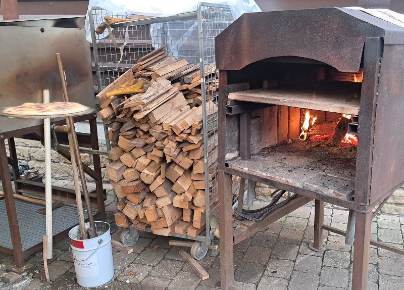 20251206_135042.jpg - ...wir entscheiden uns für einen Flammkuchen.