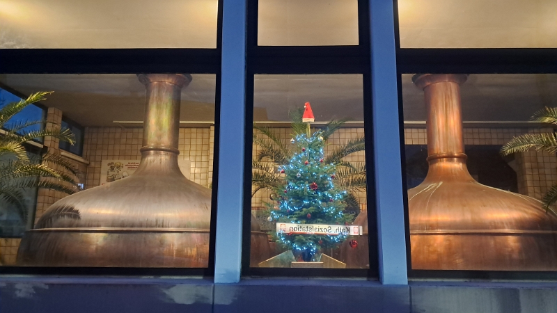 20251206_165159.jpg - ...um Abends, vorbei an der Palmbräu-Brauerei...