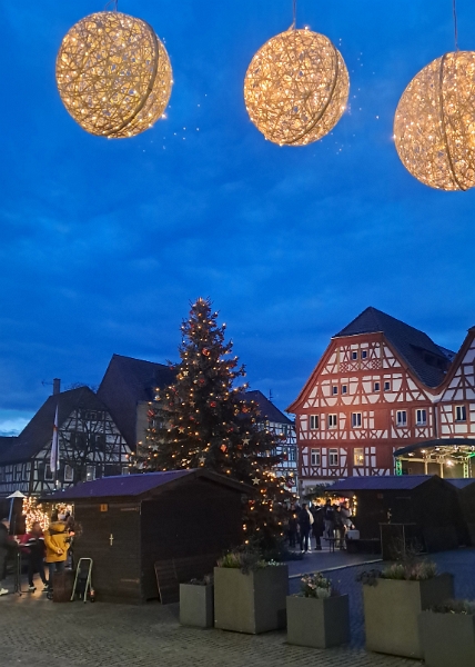 20251206_165320.jpg - ...erneut zum Weihnachtsmarkt zu laufen.